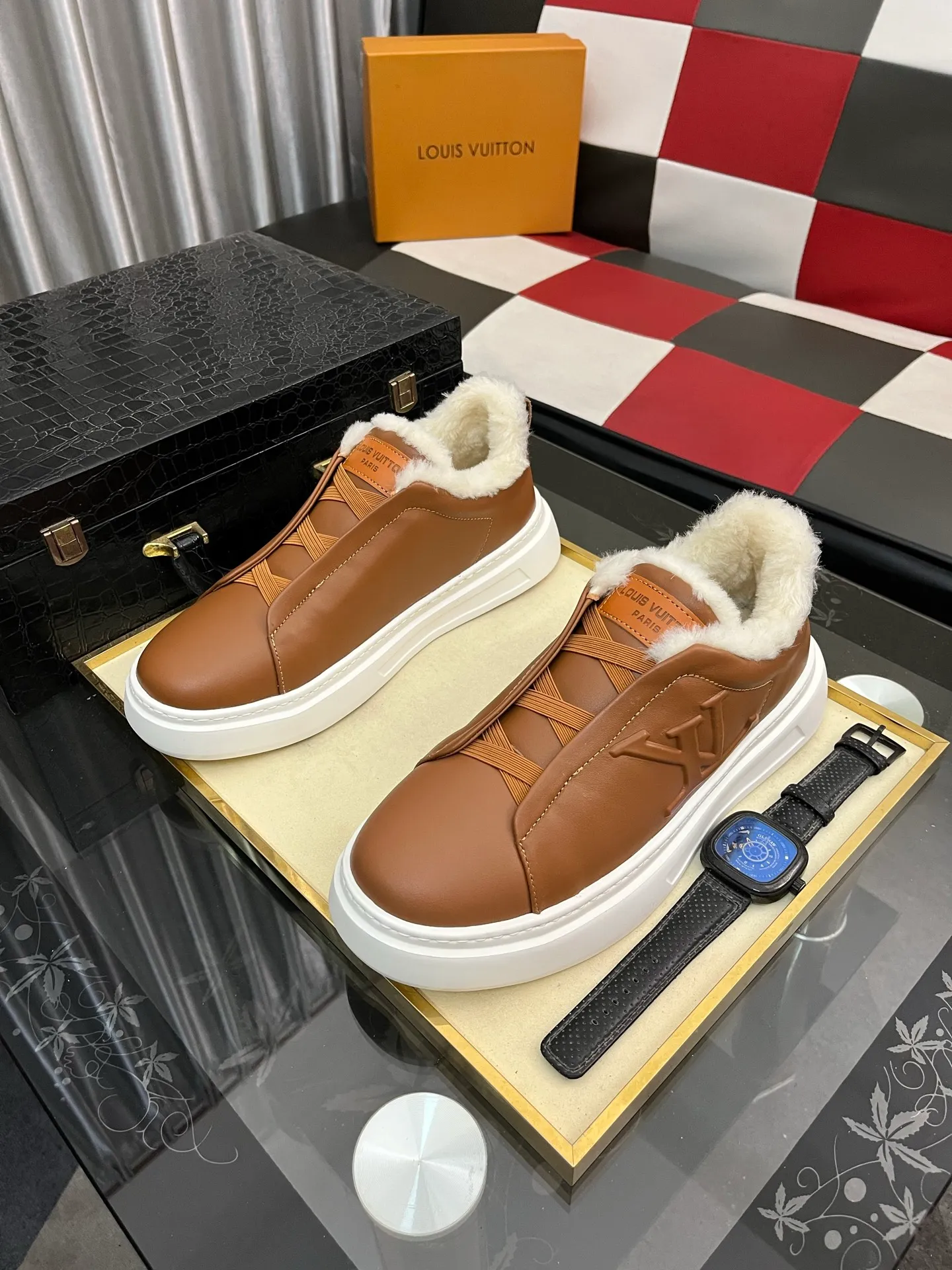 Men's shoes 💰480⌚️⌚️《Louis Vuitton/LV Louis Vuitton》casual shoes are a must-have for trendy men😍😍 Original brand imported from Italy, imported original leather, cow lining (refuse to discolor and grind feet) sole: original sole provided by the original factory, French lazy style design ⚠️fitting on the feet. Original quality super comfortable original sole. Code number: 38-442️⃣Colors available